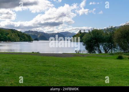 Belle vue sur Derwentwaterdans la pittoresque ville marchande de Keswick dans le Lake District, Angleterre Royaume-Uni.Le lac est long de trois miles et est alimenté par le RI Banque D'Images