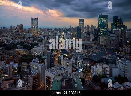 Tokyo, Japon - 23 octobre 2019 : les gratte-ciels des collines ARK vus du pont d'observation de la Tour de Tokyo le soir.Ville de Minato.Tokyo.Japon Banque D'Images