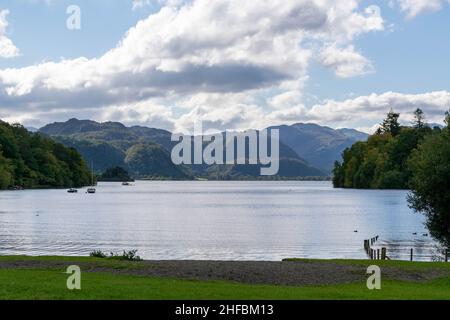 Belle vue sur Derwentwaterdans la pittoresque ville marchande de Keswick dans le Lake District, Angleterre Royaume-Uni.Le lac est long de trois miles et est alimenté par le RI Banque D'Images
