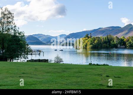 Belle vue sur Derwentwaterdans la pittoresque ville marchande de Keswick dans le Lake District, Angleterre Royaume-Uni.Le lac est long de trois miles et est alimenté par le RI Banque D'Images