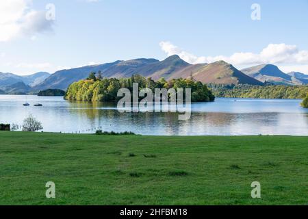 Belle vue sur Derwentwaterdans la pittoresque ville marchande de Keswick dans le Lake District, Angleterre Royaume-Uni.Le lac est long de trois miles et est alimenté par le RI Banque D'Images