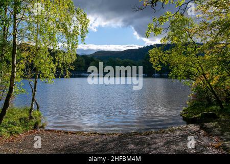 Belle vue sur Derwentwaterdans la pittoresque ville marchande de Keswick dans le Lake District, Angleterre Royaume-Uni.Le lac est long de trois miles et est alimenté par le RI Banque D'Images