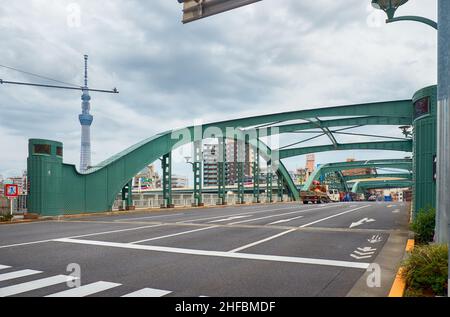 Umayabashi ou le pont Umaya (écurie de chevaux), pont à trois arches avec des poutres en composite enjambant la rivière Sumida.Tokyo.Japon Banque D'Images