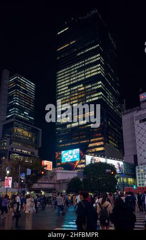 Tokyo, Japon - 25 octobre 2019 : vue nocturne de l'un des passages les plus achalandés du monde, Shibuya Crossing ou Shibuya Scramble Crossing en face de Banque D'Images