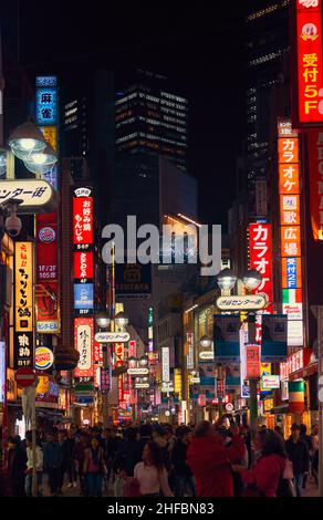 Tokyo, Japon - 25 octobre 2019 : la vie nocturne animée dans la rue du quartier commerçant de Shibuya entouré de publicités et de bannières lumineuses.Tokyo. Banque D'Images