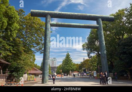 Tokyo, Japon - le 26 octobre 2019 : la vue sur le Daini Torii (deuxième arc de sanctuaire Shinto), la plus grande porte en bronze du torii au Japon.Sanctuaire de Yasukuni St C Banque D'Images