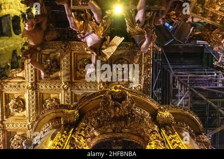 Detale Baldaquino en el autel maire de la Catedral de Saint-Jacques-de-Compostelle, Espagne Banque D'Images