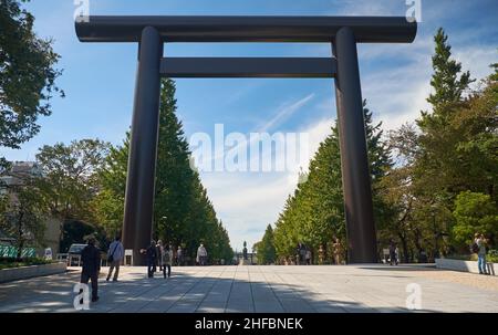 Tokyo, Japon - 26 octobre 2019 : la vue jusqu'à la Daini Torii (deuxième arche du sanctuaire shinto), la plus grande porte en bronze du torii au Japon.Sanctuaire de Yasukuni Banque D'Images