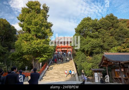 Kamakura, Japon – 14 novembre 2007 : grandes étapes en pierre le long de l'approche principale de la porte Romon et du bâtiment principal du sanctuaire (Jogu) de Tsurugaoka Hachima Banque D'Images