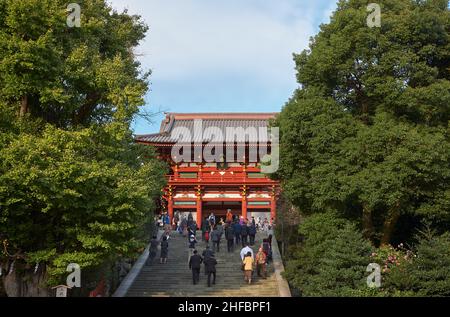 Kamakura, Japon – 14 novembre 2007 : grandes étapes en pierre le long de l'approche principale de la porte Romon et du bâtiment principal du sanctuaire (Jogu) de Tsurugaoka Hachima Banque D'Images