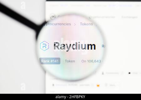 Milan, Italie - 11 janvier 2022: Raydium - RAY site Web HP. Raydium, RAY logo de pièce visible à travers un loope.Defi, ntf, crypto-monnaie concepts illus Banque D'Images