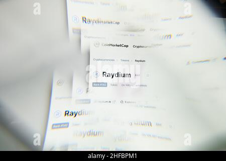 Milan, Italie - 11 janvier 2022 : raydium - LOGO RAY sur écran d'ordinateur portable vu à travers un prisme optique.Dynamique et unique image forme raydium, RAYON pièce nous Banque D'Images