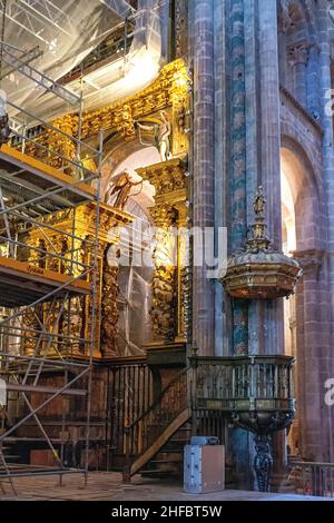 Detale Baldaquino en el autel maire de la Catedral de Saint-Jacques-de-Compostelle, Espagne Banque D'Images