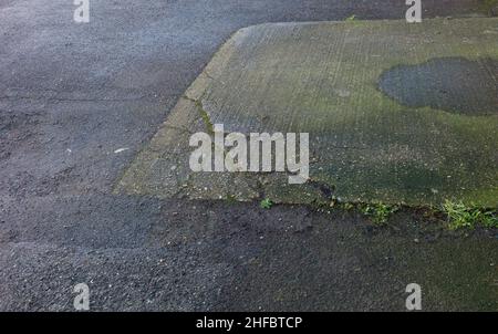 Une section de parking avec béton et tarmac Banque D'Images