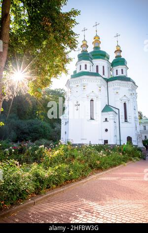 Église Saint-Georges dans le monastère de Vydubitsky dans la ville de Kiev.Parterres et arbres dans la cour du monastère de la forêt dans le botanique Banque D'Images