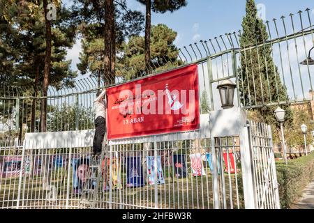 En levant une bannière commémorant la prise de pouvoir de l’ambassade américaine à Téhéran, en Iran, le 4 novembre 1979, ou 14 Aban dans le calendrier iranien Banque D'Images