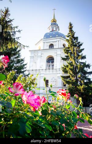 Église Saint-Georges dans le monastère de Vydubitsky dans la ville de Kiev.Parterres et arbres dans la cour du monastère de la forêt dans le botanique Banque D'Images