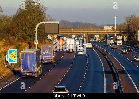 M6 à Cheshire, autoroute intelligente à quatre voies avec rappel d'urgence et téléphone SOS mais pas d'épaule dure Banque D'Images