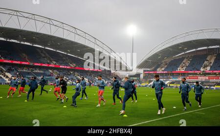 L'équipe de Swansea City s'échauffe avant le match du championnat Sky Bet au stade John Smith, Huddersfield.Date de la photo: Samedi 15 janvier 2022. Banque D'Images