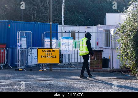 Janvier 2022.Un centre d'essai sans rendez-vous Covid-19 dans le centre-ville de Woking, Surrey, Royaume-Uni, qui effectue des tests PCR pour le coronavirus Covid-19 sur des personnes symptomatiques pendant la pandémie. Banque D'Images