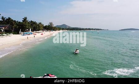 Vue de dessus de Paradise Beach.Belle île tropicale avec plage de sable, palmiers.Vue aérienne sur la plage tropicale de l'île.Paysage tropical: Be Banque D'Images