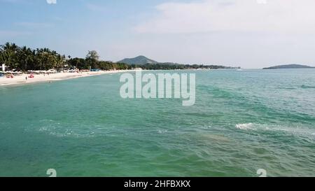 Vue de dessus de Paradise Beach.Belle île tropicale avec plage de sable, palmiers.Vue aérienne sur la plage tropicale de l'île.Paysage tropical: Be Banque D'Images