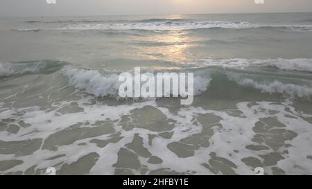 Coucher de soleil crépuscule Plage crépuscule vague soleil vidéo.Incroyablement beau coucher de soleil sur la plage en Thaïlande.Soleil, ciel, mer, vagues et sable.Des vacances au bord de la mer. Banque D'Images