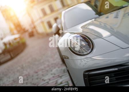 Vue rapprochée de phare de voiture de sport blanc. Banque D'Images