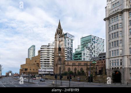 Liverpool, Royaume-Uni - 6 janvier 2020 : la célèbre église Saint-Nicolas, l'église paroissiale anglicane de Liverpool.Paysage urbain dans le centre-ville de Liverpool près d'Alb Banque D'Images