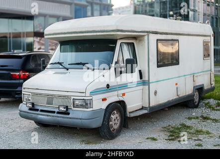 Ancienne fourgonnette de camping debout sur le parking. Banque D'Images