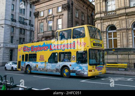 Liverpool, Royaume-Uni - 5th janvier 2020 : bus touristique à arrêts multiples dans le centre-ville de Liverpool.Les touristes peuvent acheter un billet d'une journée et voir tous les landmar locaux Banque D'Images