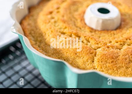 Refroidissement fraîchement cuit un gâteau de livre de citron sur un panier de cuisine froid. Banque D'Images