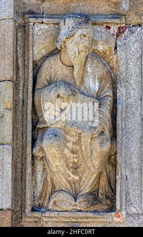 Estatua románica obra del Maestro Mateo en la puerta Santa de la Catedral de Saint-Jacques-de-Compostelle en la plaza de Quintana, Galice Banque D'Images