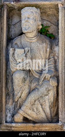 Estatua románica obra del Maestro Mateo en la puerta Santa de la Catedral de Saint-Jacques-de-Compostelle en la plaza de Quintana, Galice Banque D'Images