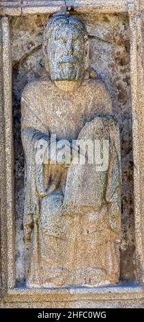 Estatua románica obra del Maestro Mateo en la puerta Santa de la Catedral de Saint-Jacques-de-Compostelle en la plaza de Quintana, Galice Banque D'Images