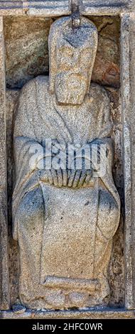 Estatua románica obra del Maestro Mateo en la puerta Santa de la Catedral de Saint-Jacques-de-Compostelle en la plaza de Quintana, Galice Banque D'Images