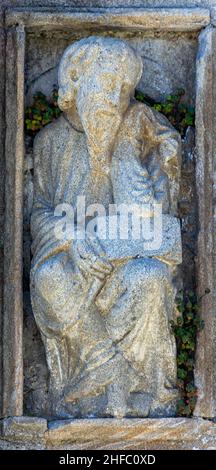 Estatua románica obra del Maestro Mateo en la puerta Santa de la Catedral de Saint-Jacques-de-Compostelle en la plaza de Quintana, Galice Banque D'Images