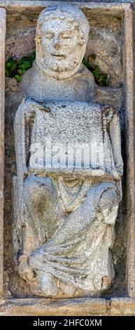 Estatua románica obra del Maestro Mateo en la puerta Santa de la Catedral de Saint-Jacques-de-Compostelle en la plaza de Quintana, Galice Banque D'Images