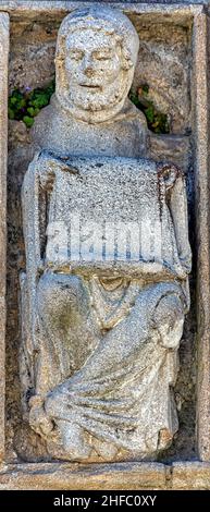 Estatua románica obra del Maestro Mateo en la puerta Santa de la Catedral de Saint-Jacques-de-Compostelle en la plaza de Quintana, Galice Banque D'Images