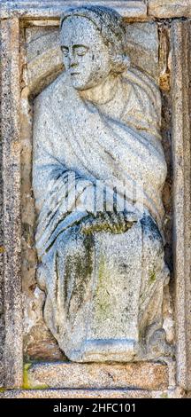 Estatua románica de San Felipe obra del Maestro Mateo en la puerta Santa de la Catedral de Saint-Jacques-de-Compostelle en la plaza de Quintana, Galice Banque D'Images