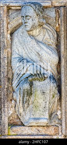 Estatua románica de San Felipe obra del Maestro Mateo en la puerta Santa de la Catedral de Saint-Jacques-de-Compostelle en la plaza de Quintana, Galice Banque D'Images