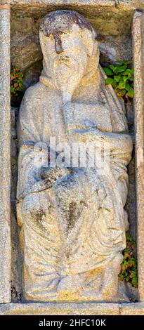 Estatua románica de Oseas obra del Maestro Mateo en la puerta Santa de la Catedral de Saint-Jacques-de-Compostelle en la plaza de Quintana, Galice Banque D'Images