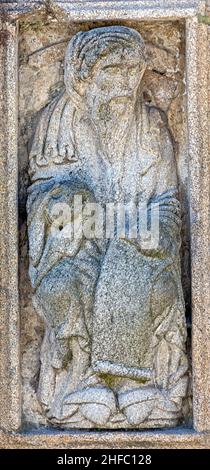 Estatua románica de Abdías obra del Maestro Mateo en la puerta Santa de la Catedral de Saint-Jacques-de-Compostelle en la plaza de Quintana, Galice Banque D'Images