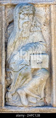 Estatua románica de Habacuc obra del Maestro Mateo en la puerta Santa de la Catedral de Saint-Jacques-de-Compostelle en la plaza de Quintana, Galice Banque D'Images