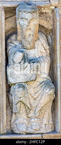Estatua románica de Jonás obra del Maestro Mateo en la puerta Santa de la Catedral de Saint-Jacques-de-Compostelle en la plaza de Quintana, Galice Banque D'Images