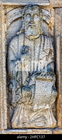 Estatua románica de Santiago el Mayor obra del Maestro Mateo en la puerta Santa de la Catedral de Saint-Jacques-de-Compostelle en la plaza de Quintana Banque D'Images