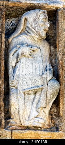 Estatua románica de Malaquías obra del Maestro Mateo en la puerta Santa de la Catedral de Saint-Jacques-de-Compostelle en la plaza de Quintana, Galice Banque D'Images