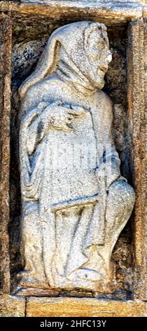 Estatua románica de Malaquías obra del Maestro Mateo en la puerta Santa de la Catedral de Saint-Jacques-de-Compostelle en la plaza de Quintana, Galice Banque D'Images