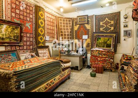 Commerçants dans le Bazar de tapis dans le Grand Bazar à Téhéran, Iran Banque D'Images