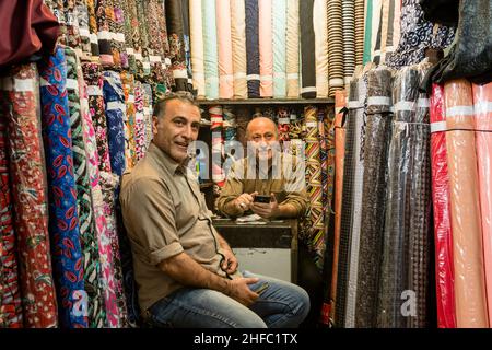 Commerçants dans le Bazar de tapis dans le Grand Bazar à Téhéran, Iran Banque D'Images